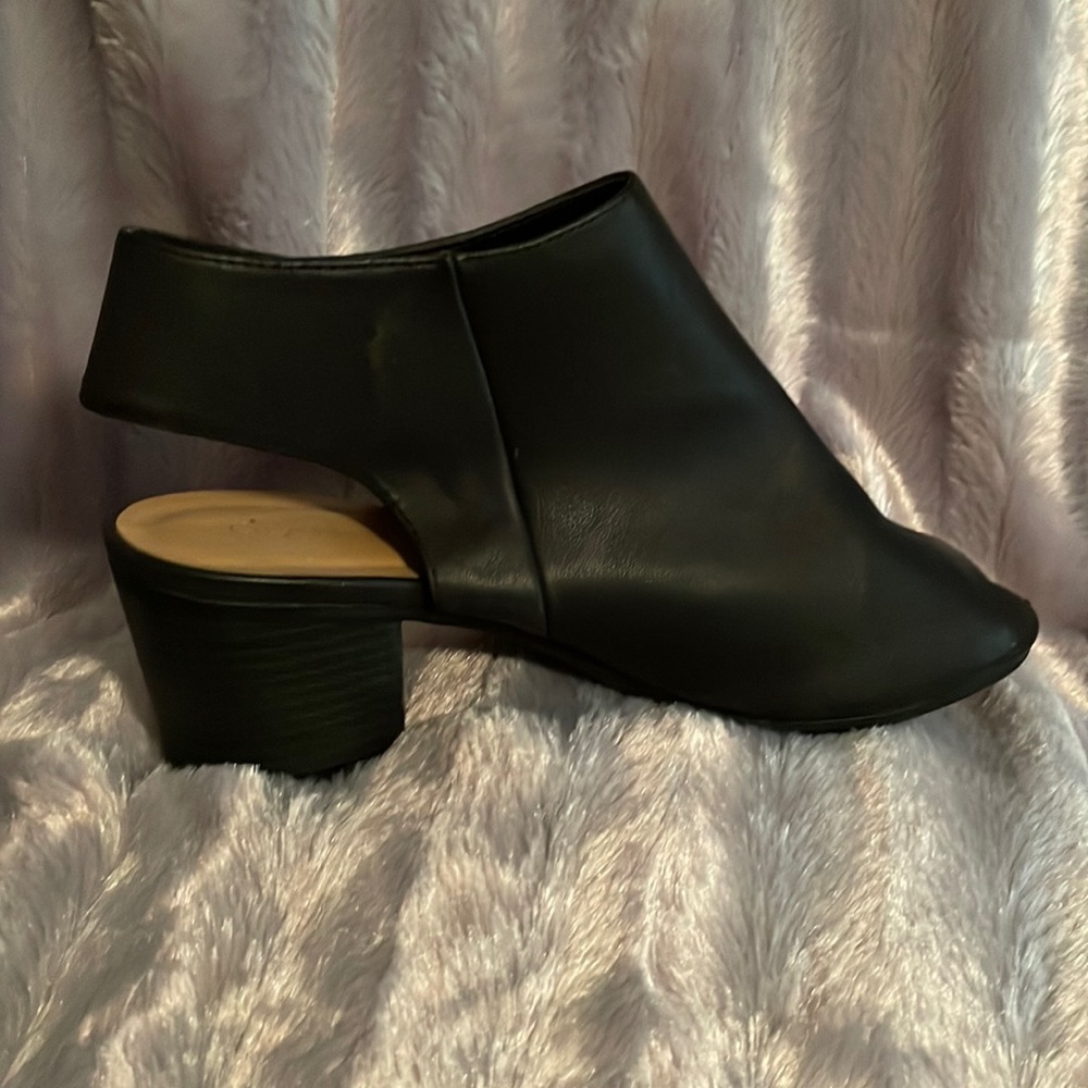 Black Leather sandal with peekaboo toe/strap wraps around heel that is Velcro♥️